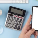 skarbonka, kalkulator i smartfon