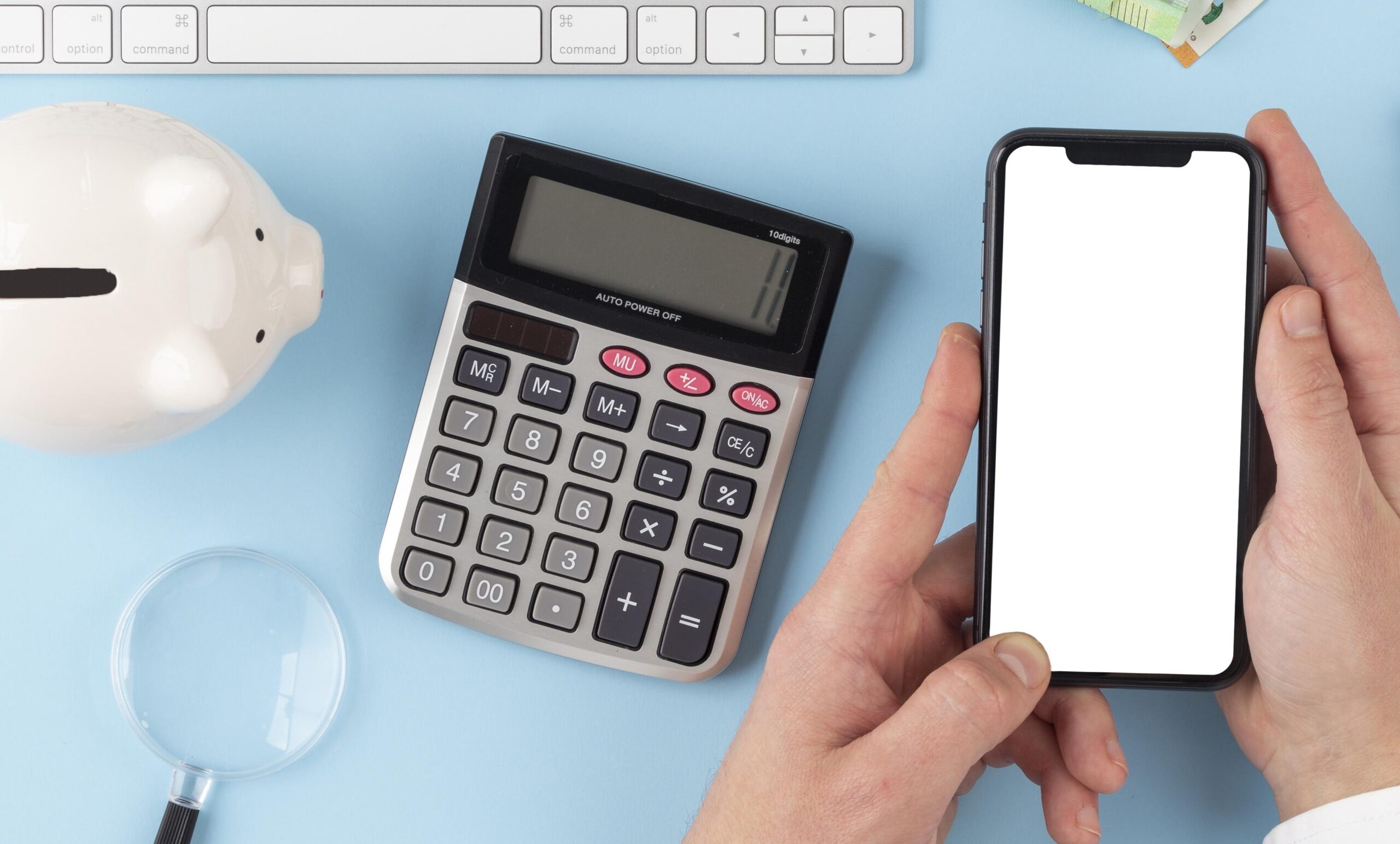 skarbonka, kalkulator i smartfon