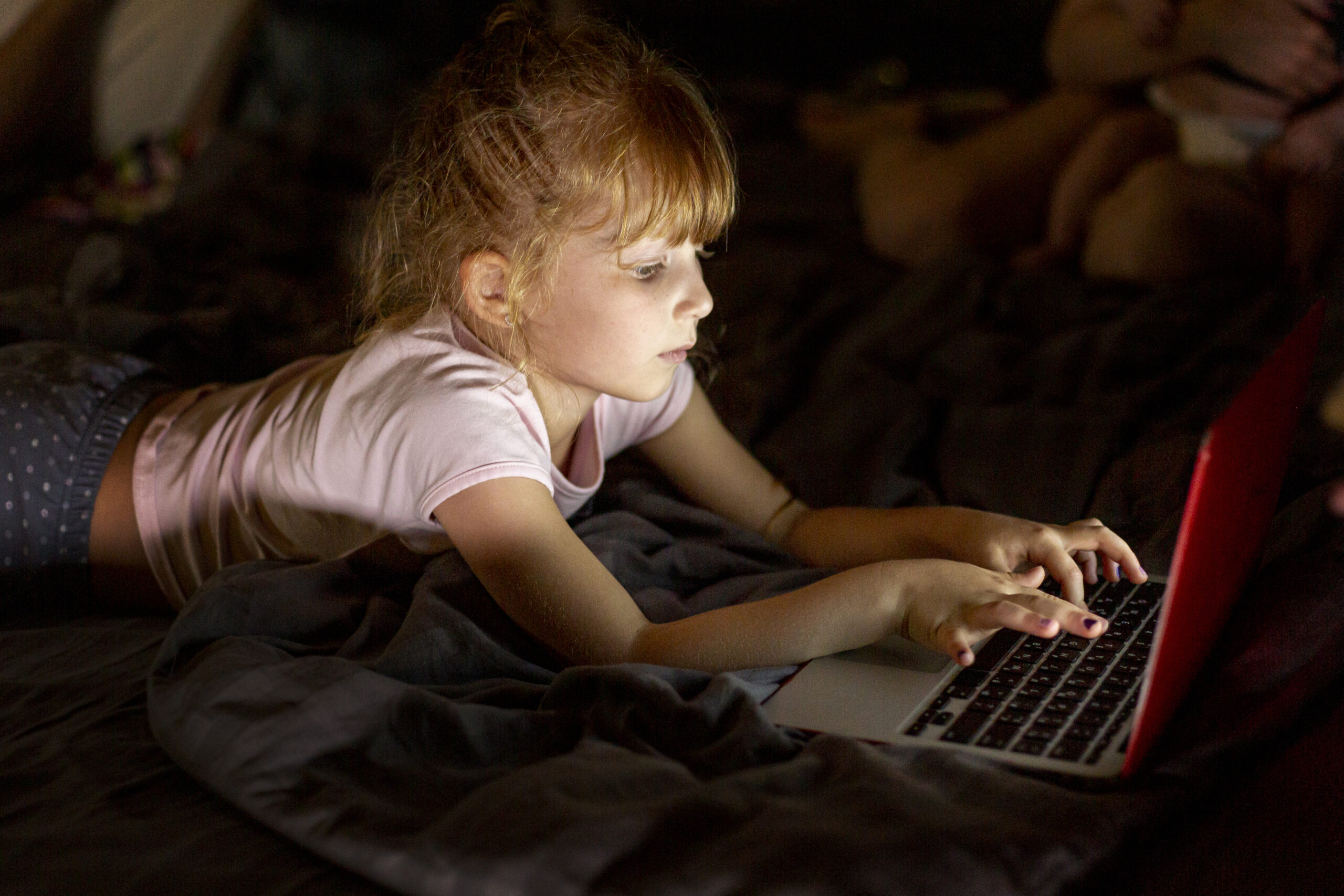 dziecko przed komputerem