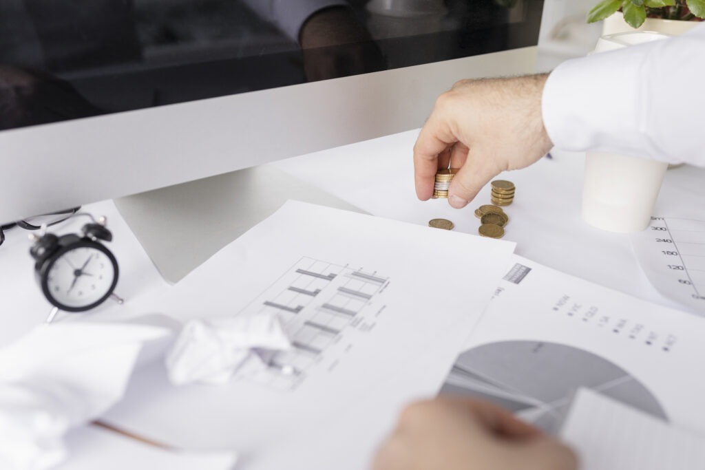 Mężczyzna przeglądający dokumenty finansowe i liczący pieniądze