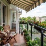 ładnie urządzony balkon w bloku