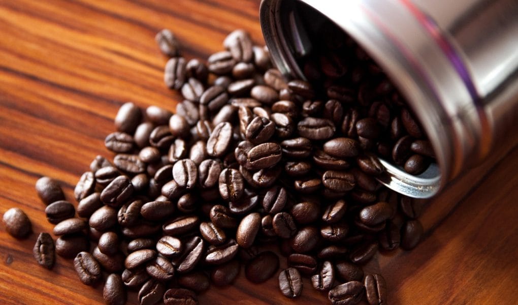 Kawa i herbata – jak wykorzystać je do sprzątania?