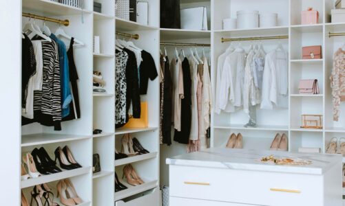 Organizacja szafy: sprytne rozwiązania na małe przestrzenie