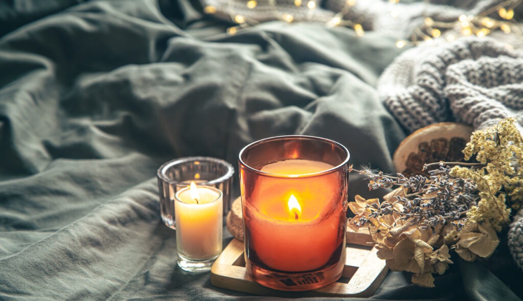 świeca zapachowa w sypialni