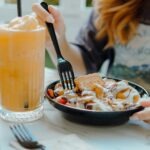 kobieta spożywająca posiłek