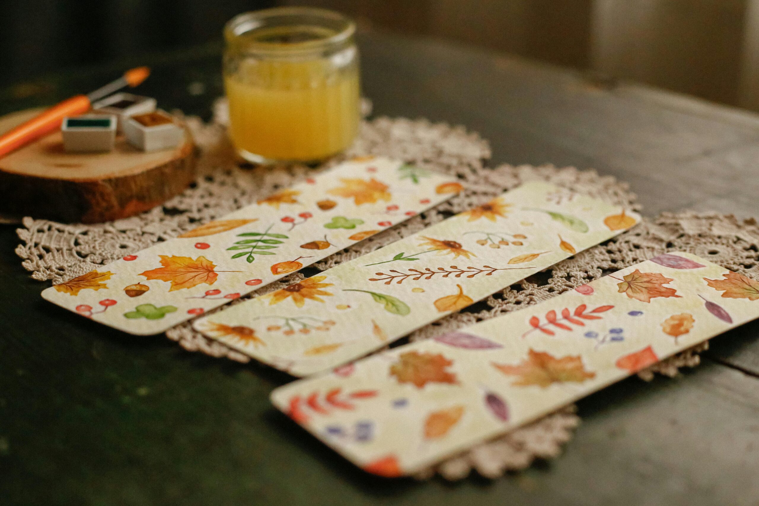 trzy zakładki do książek z florystycznymi wzorami